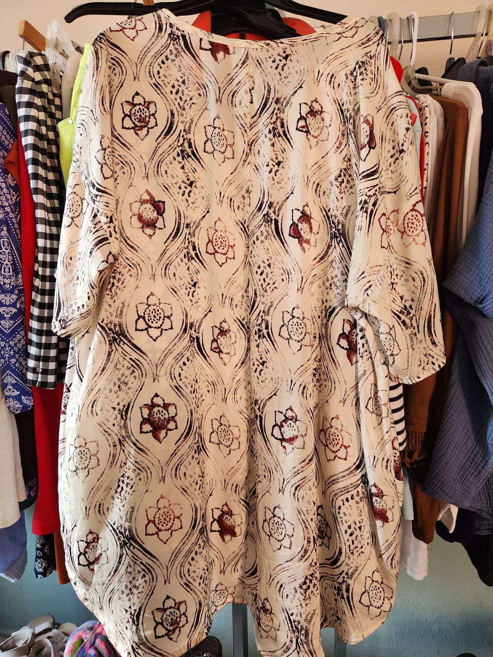 Melissa McCarthy Cream Blouse with Black and Dusty Rose Abstract Print